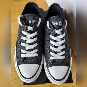 Black converse low tops sz 6.5